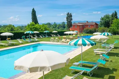 Appartement spacieux avec véranda meublée, Wi-Fi, climatisation, 2 piscines,