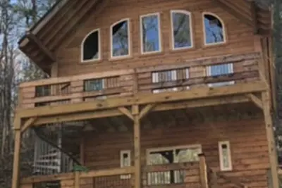 Image de New Modern Chalet Creekside 2 decks +privacy suite