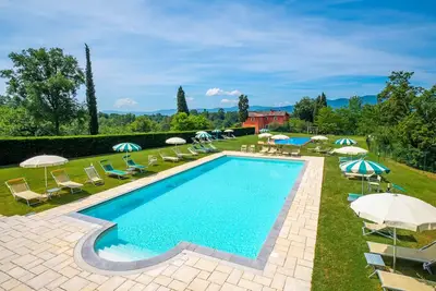 Appartement spacieux avec véranda meublée, Wi-Fi, climatisation, 2 piscines