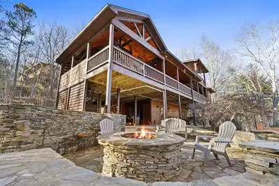 Image de 15% off Weekly Stays! Luxurious Large Blue Ridge Mtn. Cabin with Hot Tub!