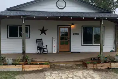 Image de Entire House Luxury Farm Stay w Animals Hot Tub