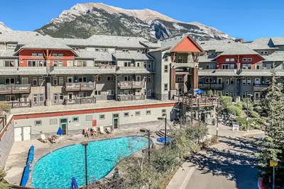 Image de Modern Alpine Views near Banff 2 Br/Ba heated pool hottub deck & Park Pass