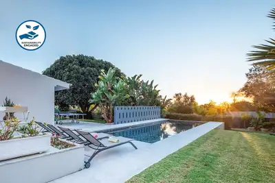 Image de Stunning, Modern 4 Bed Villa, Private Infinity Pool, Wi-Fi, A/C, Lovely Garden