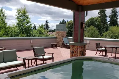 Swim spa/jacuzzi/sauna/rooftop deck just a 10-minute walk to Downtown Bainbridge