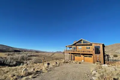 Image de Get away to a gorgeous view with a house!