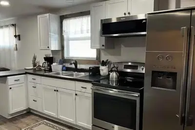 Image de The Bear Cave w hot tub in the quaint village of Aurora