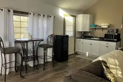 Image de The Cubby Hollow w hot tub in the quaint village of Aurora