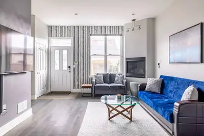 Image de Luxurious 4br Urban Oasis Sleeps 12 Pets Ok Private Backyard & 2 Car Garage