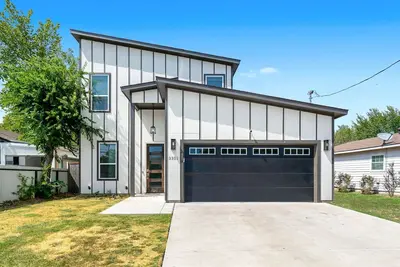 Image de Stylish Downtown Home with Massive Backyard