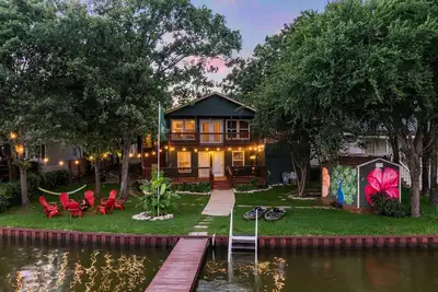 Image de Home On the lake w/ dock, gameroom/ firepit. 2 Full bath, 2 King beds