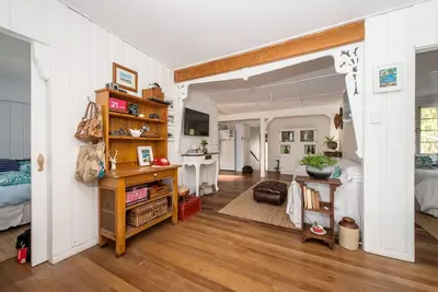 Image de Original Amity shack walking distance to the jetty, shops and Amity Club.
