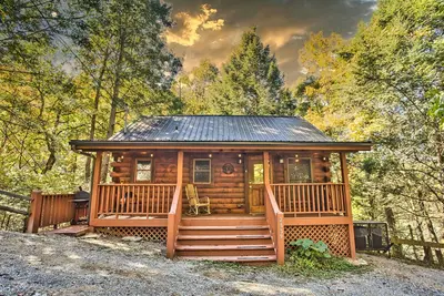 Image de Peaceful family-friendly cabin w/ neon game room-2 kings-hot tub-forest views