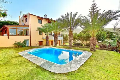 Image de Charming 5-Bedroom Villa, Large Garden, Private Pool, Sea View - 800 m to a Sandy Beach in Karteros