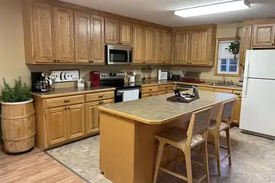Suite Bee Studio Apartment; North Main Street with Creekside Deck
