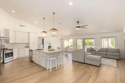 Image de Renovated & Spacious 4Bed/3Bath Entertainers Home w/ Heated Pool