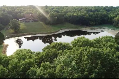 Image de Cabin with a Beautiful View of the Lake, wrap around porch, indoor pool