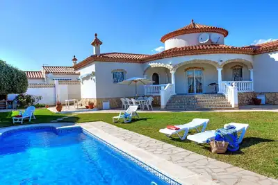 Belle maison de vacances privée avec Wifi, piscine privée, climatisation, Tv et parking