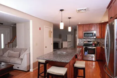 Image de Spacious Getaway by TreeHouse Brewery & Amazon WareHouse