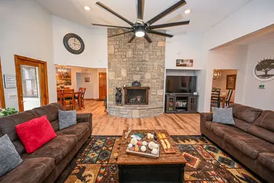 Image de Hocking Hills Luxury-Mins to the caves & trails. HotTub. FirePit. Gameroom WiFi