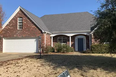 Image de Family home tucked in a neighborhood