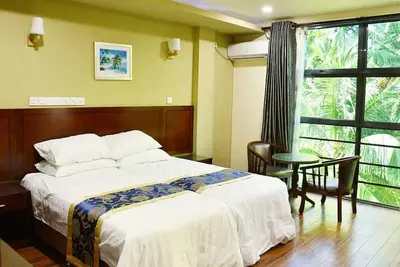 Blue Wave Guest House includes a garden & a patio & is located in Kudahuvadhoo.