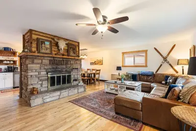 Image de Lester’s Cottage - Riverfront Retreat