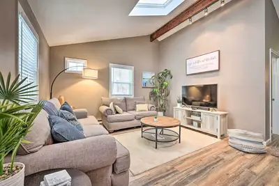 Image de Walk to Lake: Poconos Cabin w\/ Fire Pit & Grill!