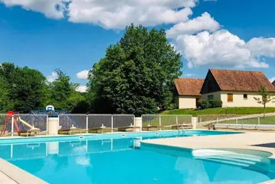 Image de Belle maison dans un parc adapté aux enfants