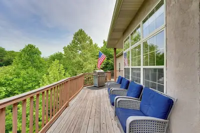 Image de 4 Mi to Branson Landing: Huge Home w/ Game Room!