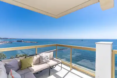 Image de Appartement unique de première ligne avec vue sur la mer, piscine, Wi-Fi et terrasse.