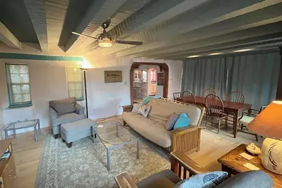 Image de Middle of Town • Close to Everything