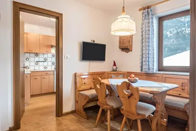 Image de Appartement \"Casa Rustica Saslonch\" près de la remonte-pente avec vue sur les montagnes et balcon