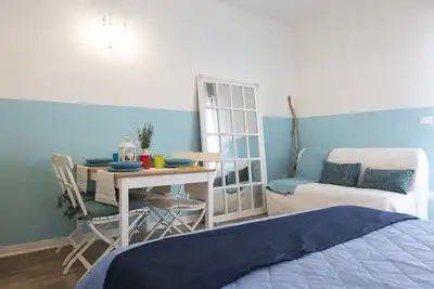 Image de Studio lumineux et coloré avec vue mer