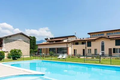 Image de Appartement à Salò avec Piscine et Oliviers