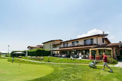 Image de Appartement moderne à Salo avec piscine