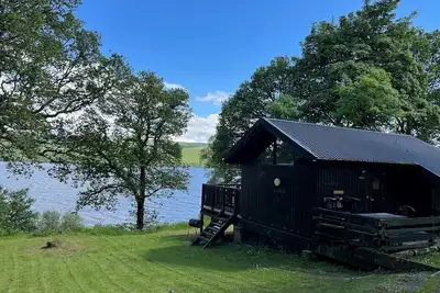 Image de Charming loch side log cabin with hot tub & stunning views across loch