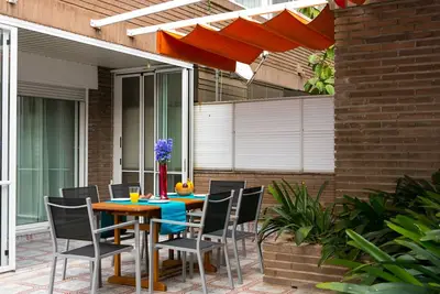 Image de Oasis ensoleillée de 80 m² à Barcelone avec une grande terrasse de 52 m²