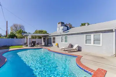 Image de 4 bedroom house with a pool