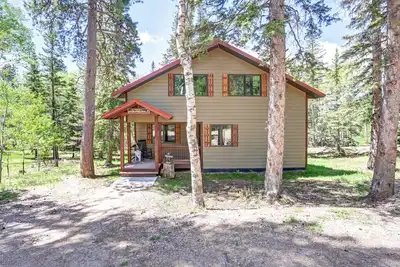 Image de Goldy's Lodge – Modern Terry Peak Cabin with Hot Tub & Game Loft