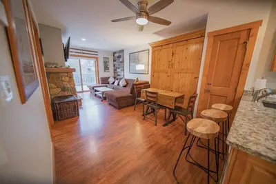 Image de Modern Unit, Fireplace, Outdoor Pool/Hot Tub