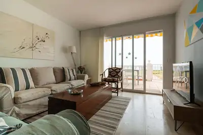 Image de Great Flat with pool on the beachfront by SharingCo