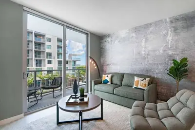Image de Bay & Pool Views! Urban-Designed 1 Bdrm Condo