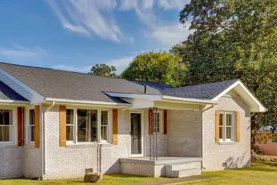 Image de Blue Bird Spur Outdoor dinning, fire pit, & games!