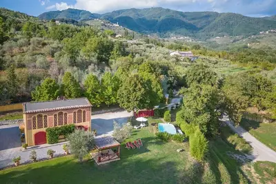 Image de Gloria, maison de campagne près de Lucca, piscine, WiFi