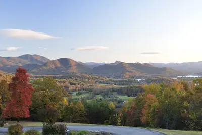 Image de High-end large quiet home with amazing long-range views, close to Lake Chatuge
