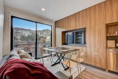 Image de Heart of Canyons Village - Ski in/ Ski out Studio condo - Free bottle of wine!
