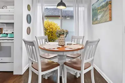 Image de Main St. Cottage🏠heart of downtown✈️30min to Boi