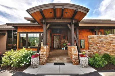 Image de Private Mountain Masterpiece available for monthly rental