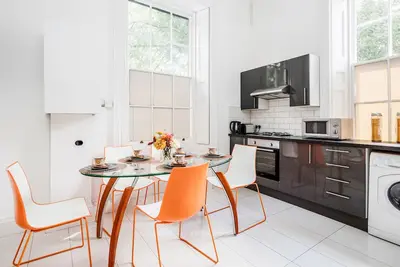 Image de Large & Spacious with High Ceiling within a Mansion House