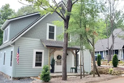 Image de NewHaven - New cottage home in the heart of Brevard, next to the Bike Trail!